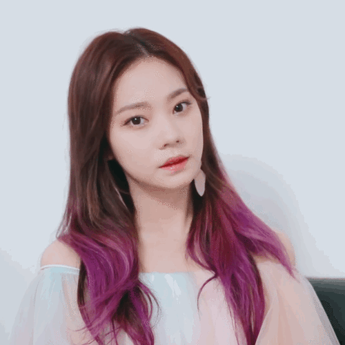 张紫宁化身复古女郎,白网纱羽毛帽蛋糕裙,明丽气质超尘淡雅