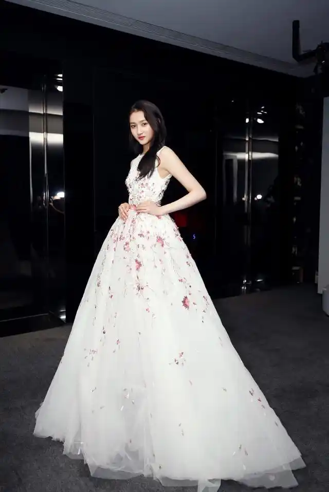 关晓彤最美的7张全身照,大长腿永远是最吸睛的