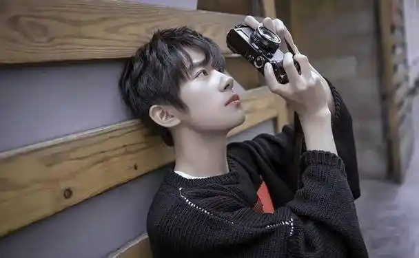 易烊千玺应援曲在妈妈生日时上线,现已达七十余首_明星_发展_少年