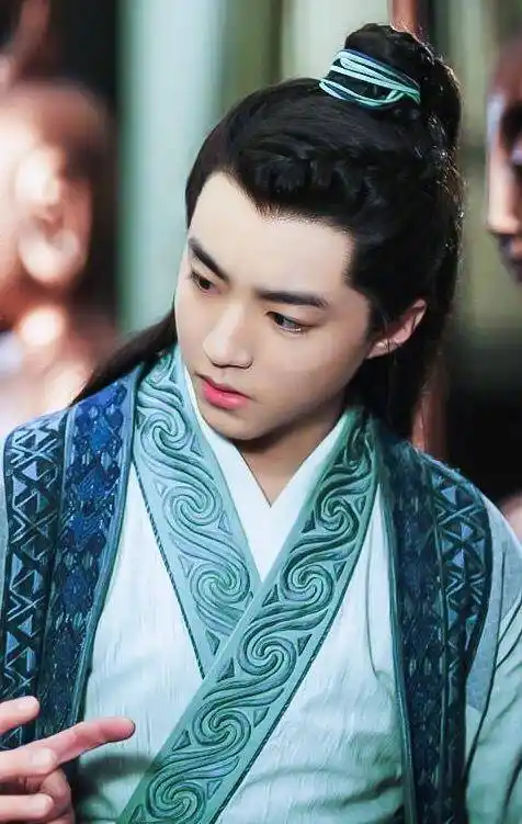 王俊凯好有"古风范",穿古装"皱眉"也能这么好看,帅气又潇洒_造型_服装