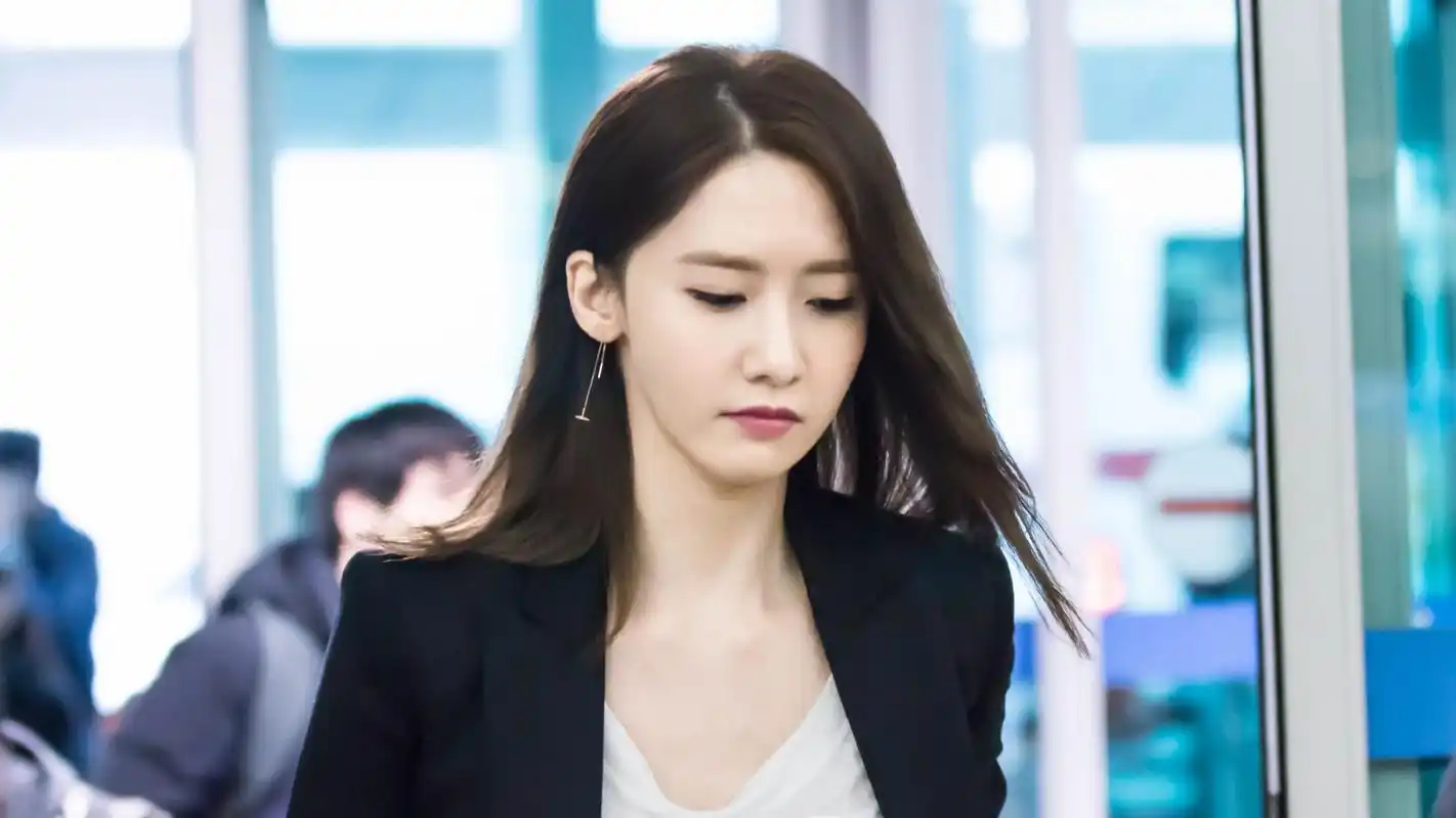 韩国美女林允儿机场高清时尚图片桌面壁纸