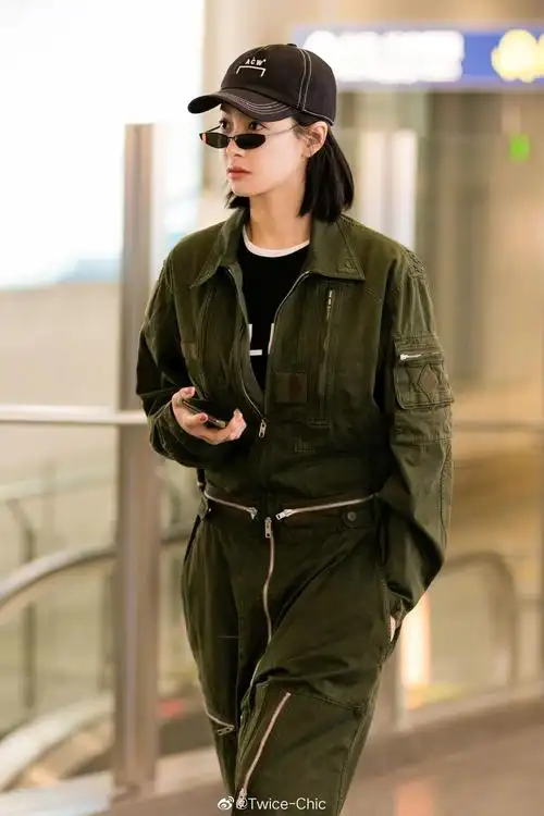 宋茜| 北京机场街拍私服,身着金属拉链细节军绿工装裤