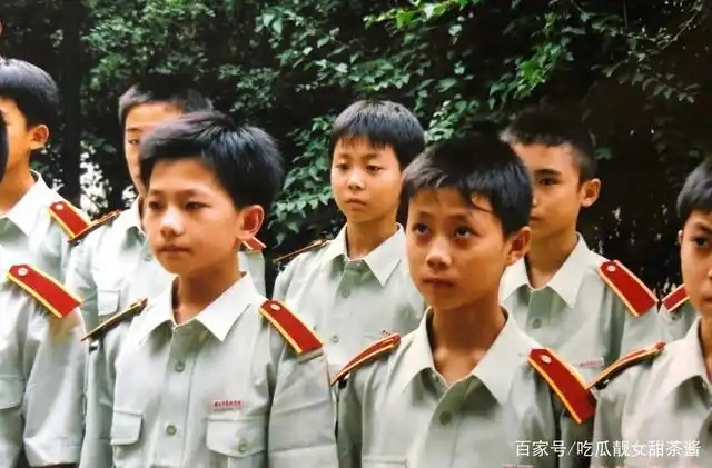 杨洋12岁照片,根正苗红的军艺校草