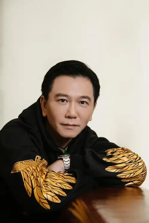 温兆伦:地球在转,人不能永远停留在一个位置丨人物