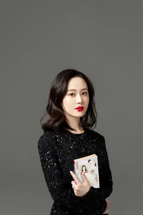 伍倩是北京大学法国语言文学与经济双学士,文学硕士,博士,曾赴法国