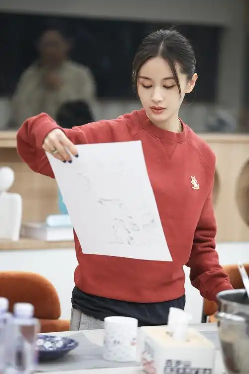 王子文怦然再心动解锁各类时尚造型 化身行走的穿搭图鉴__凤凰网