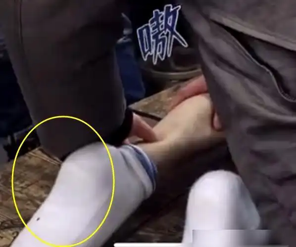 王俊凯在路边尝试正骨脱下鞋露出白袜子后网友三天没洗