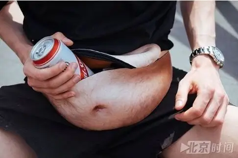 最近一款大肚子腰包在国外社交网络刷屏,引领了一拨新潮流.