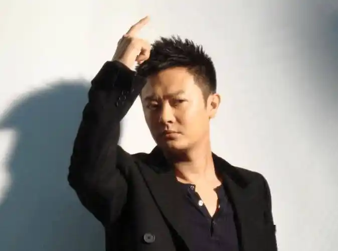 演员,一生事业"毁"在两个女人手里,妻子只有脸是真的_印小天_军人家庭