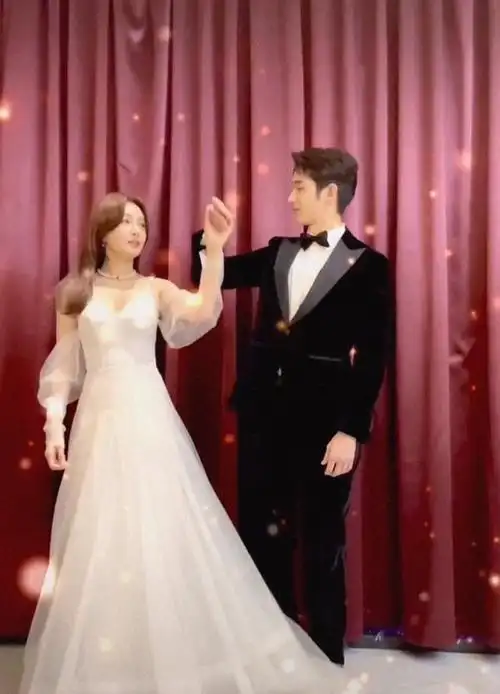 41岁秦岚官宣恋情与小7岁男星牵手行礼网友感觉穿着像结婚
