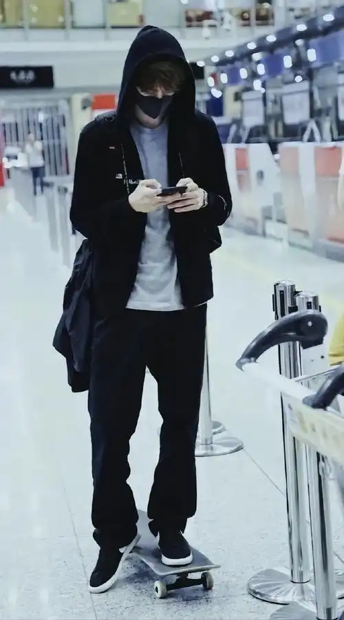 王一博超话#王一博#"最希望她们发我机场的全身照片 我喜欢检查我自己