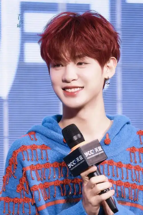 黄明昊今日签售会饭拍96,是红发帅哥啊!