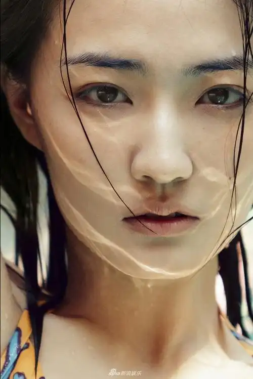 组图徐璐素颜泳装写真性感惹火美人戏水明媚动人近日徐璐在泰国拍摄的