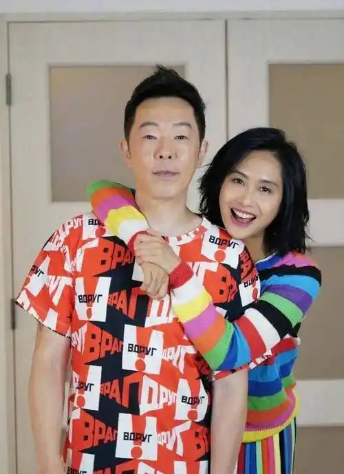 岁朱茵接女儿放学,眉眼间难掩疲倦,网友慨叹:女神老了_生活_显得_黄莺