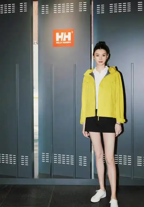 "赌王"儿媳奚梦瑶晒健身照,身材高挑大长腿超模,她复出的节奏是什么?