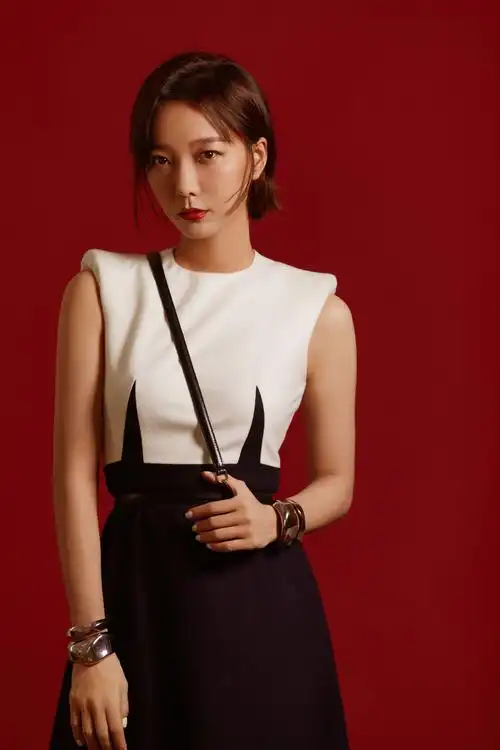 王珞丹现身时尚活动 简约冷调酷飒满分_凤凰网娱乐_凤凰网