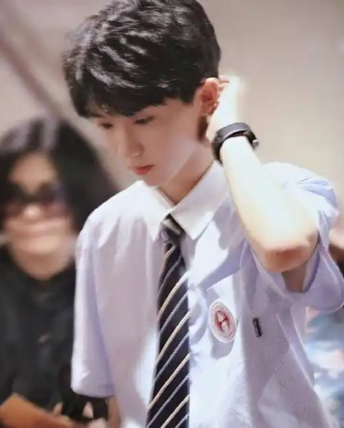 马嘉祺"上课照"被传,穿蓝色校服趴在桌子上,这颜值真实存在?