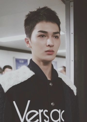 朱正廷只不过剪个寸头,现身机场帅到炸裂,网友,英姿飒爽