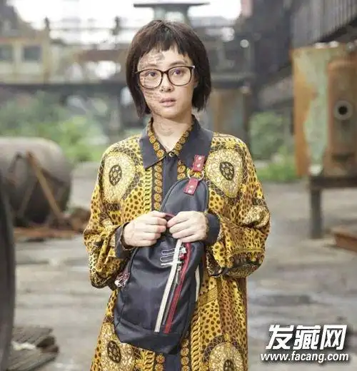 电影海报造型,照片中留着短发的孙俪头绑发带,扎着小编,秀出两颗大