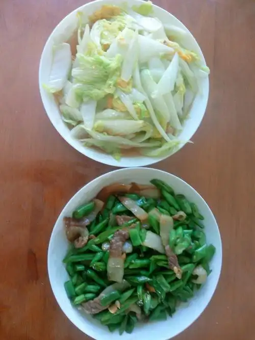 装盘,现在,两个小菜就完成了!