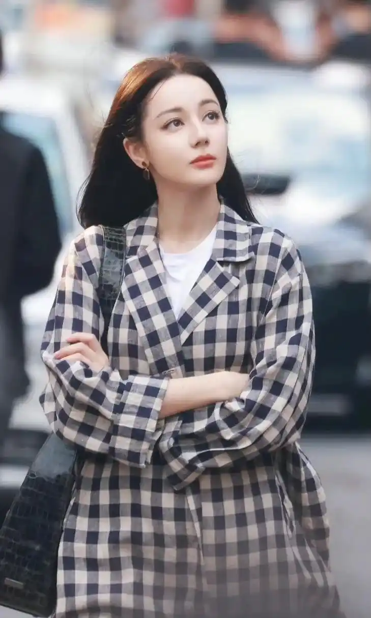 迪丽热巴的新戏造型好美,今天已经杀青,明天就给我抬上来吧.[得意]