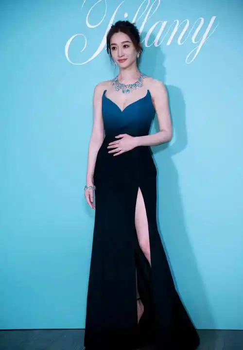 李小冉又高又瘦.官方称她拥有168公分的完美女神身高.