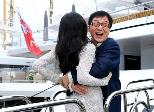 组图:《绝地逃亡》见面会 范冰冰强抱成龙_高清图集_新浪网