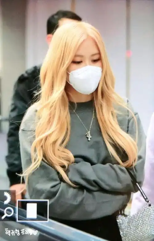 lisa的运动范儿,散发四人四色强烈色彩的穿搭,给机场带来满满活力