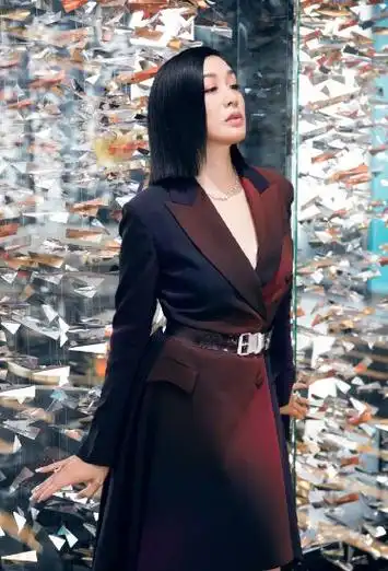 你还在穿短袖钟丽缇已经剪了齐肩短发来搭配秋装新造型