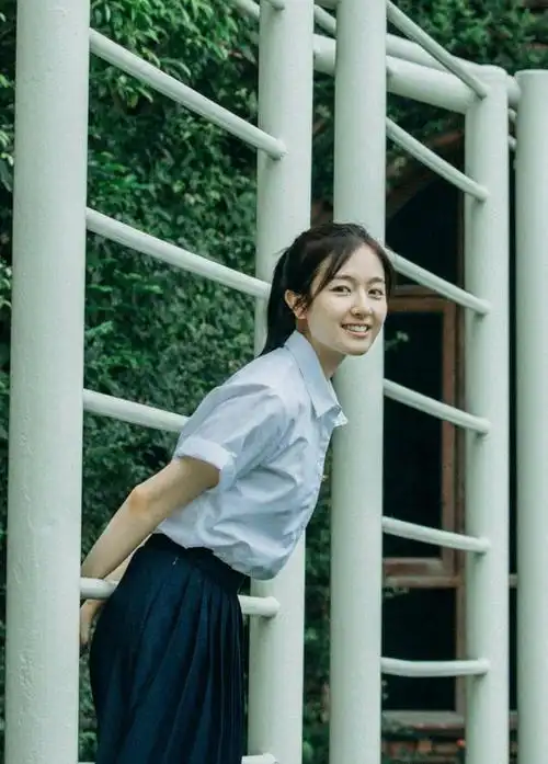 李兰迪减肥成功粉色上衣搭牛仔短裤清纯甜美少女感扑面而来