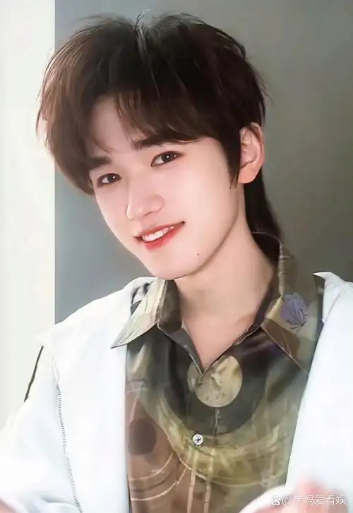 宋亚轩既帅气又可爱,好看得让人移不开视线.
