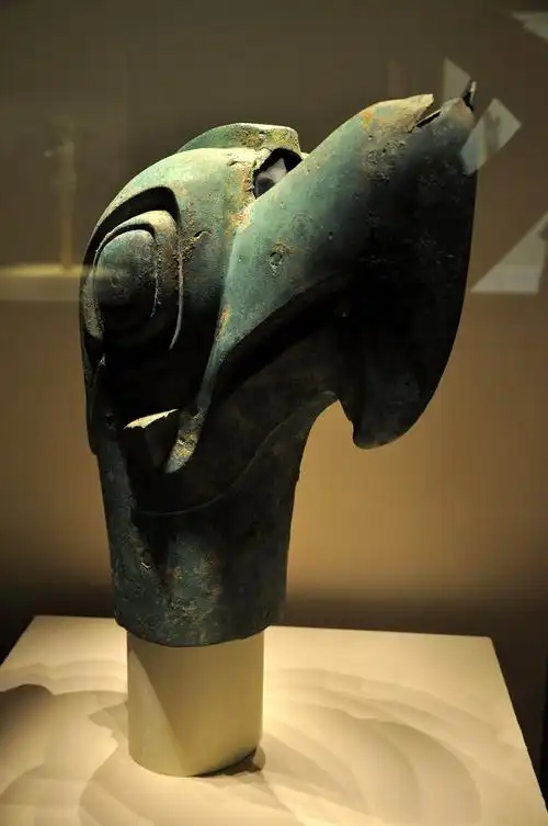 伴月三星三星堆文化时期出土的文物