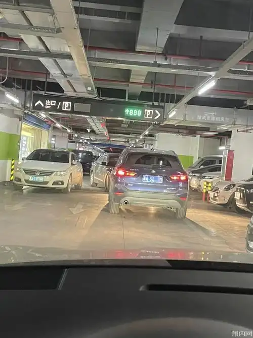 万象汇地下车库两辆车狭路相逢车主现身谁让谁是狗