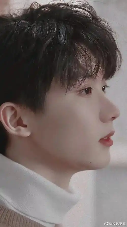 马嘉祺#侧颜鲨简直绝绝子,山根到鼻尖的弧度好像是被精心雕刻过的
