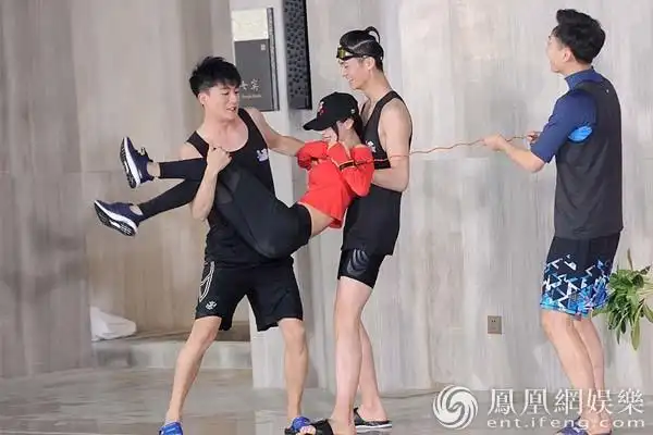 《跨界冰雪王》李菲儿孙艺洲大闹泳池 大战一触即发