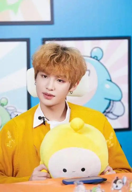 justin新闻240203黄明昊全新黄发形象亮相粉丝沸腾小黄的魅力无法挡