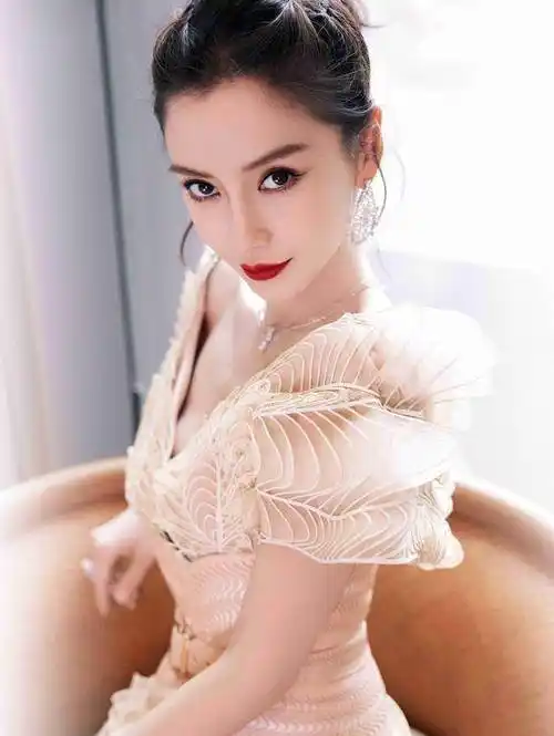 angelababy高定礼服造型太美完全把秀场上的水果娜比下去了