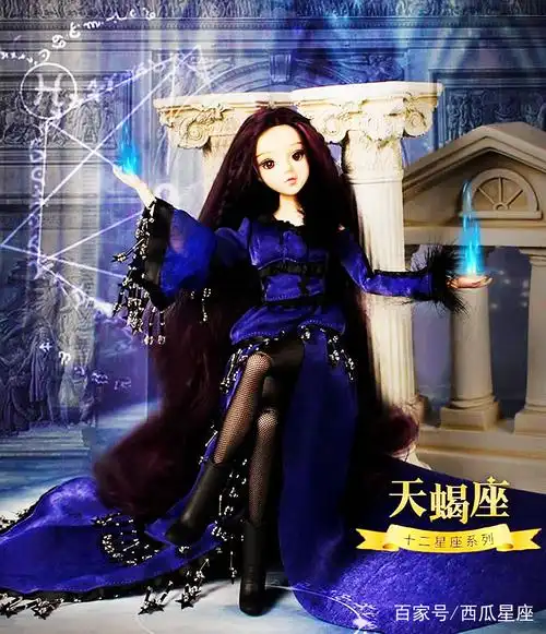 天蝎座专属星座娃娃一头黑色长发乌黑亮丽,身穿蓝色晚礼服搭配上黑色