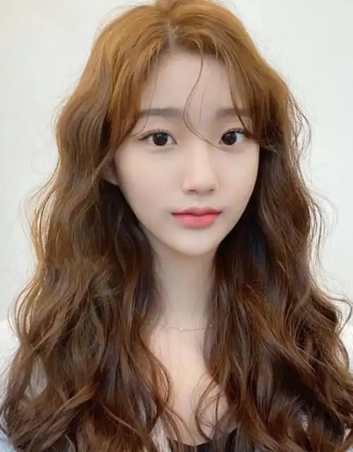 黑长直过时了,2021最流行这5款温柔卷发,巨显脸小又吸睛