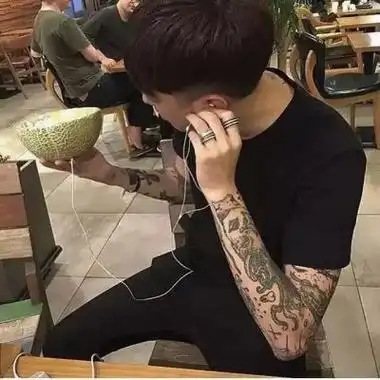 社会头像男生带纹身佯装微笑