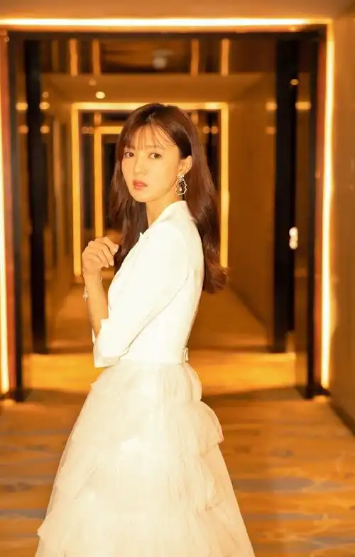 傅晶白裙优雅写真图片