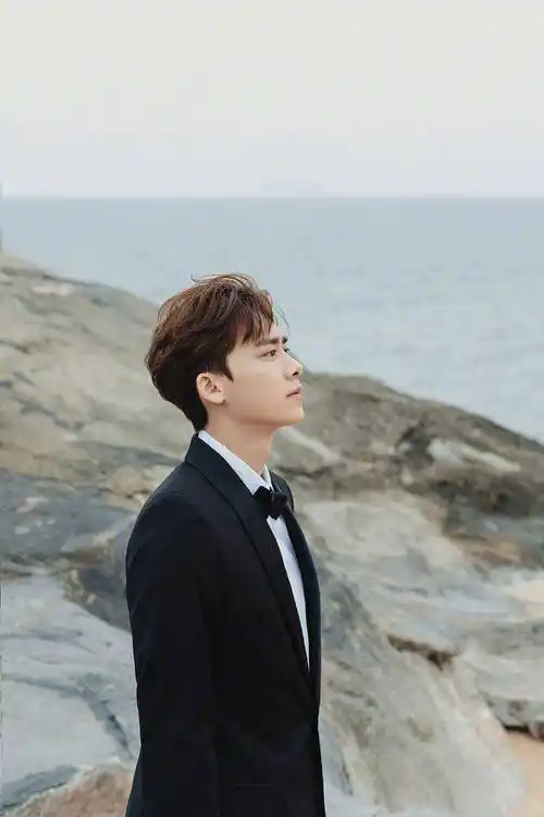 李易峰亮相2021金鸡奖闭幕式穿黑色西服套装高大绅士