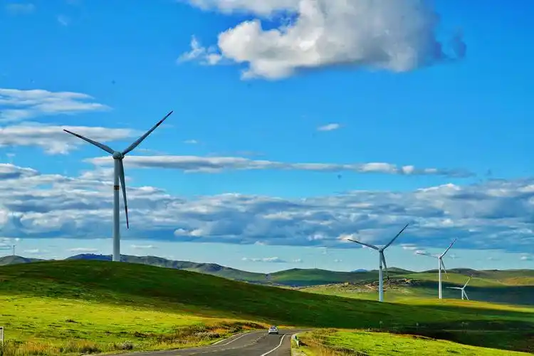 草原上的大风车