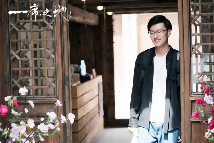 电影《一席之地》发布同名主题曲mv 纷繁意象勾画辛酸浮世绘