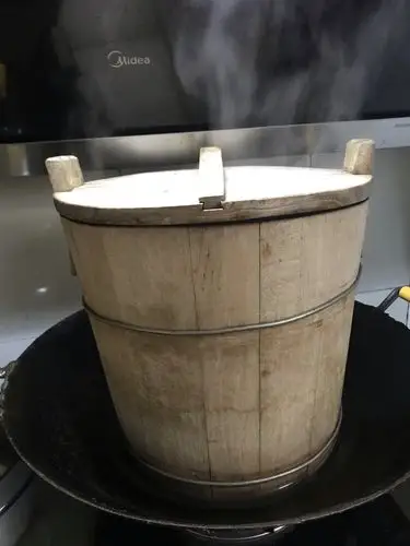 上锅啦,木桶蒸出来的糯米饭比较香