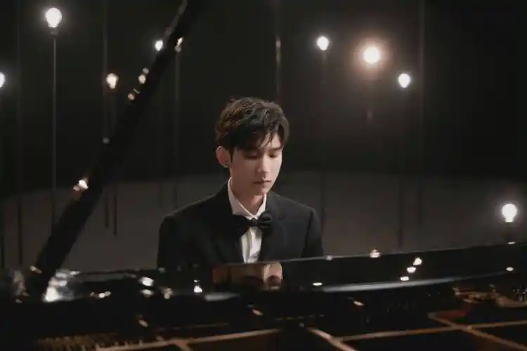 王源《穿过寒冬拥抱你》mv花絮图 一身黑色西装白衬衫……_弹钢琴_小