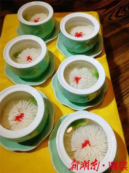 还有造型考究的荷花酥,香芋酥,莲藕酥……今天上午8点,中餐热菜竞赛