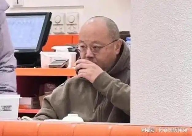 55岁窦唯苍蝇小店就餐被偶遇,头发稀疏衣着简朴无人识|短发|唱片|发际