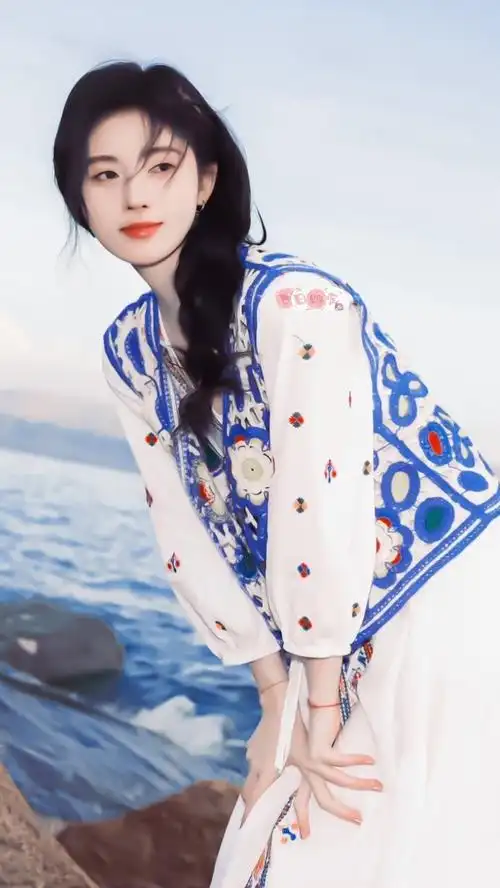 鞠婧祎《千香》路透,轻松hold住荧光色服饰,眼妆却依旧一成不变