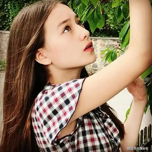 混血少女惊艳时尚圈